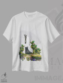 تیشرت سفید طرح دار چمنزار گل ها و گیاهان استوایی در خانه ای با پله، تزئینی اثر ایوجنیا بیدیوک | فروشگاه ایماژ