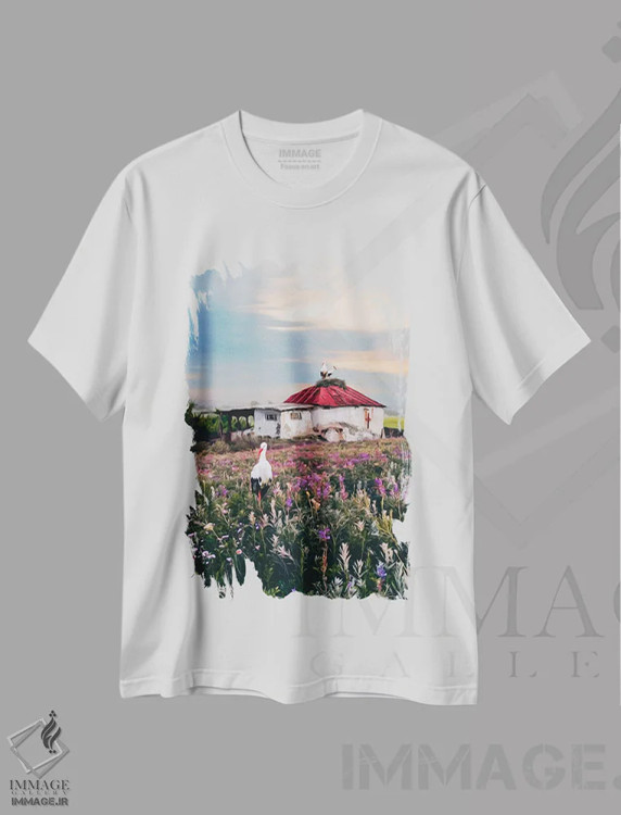 تیشرت سفید طرح دار منظره روستایی با لک لک ها و خانه ای قدیمی، تزئینی اثر ایوجنیا بیدیوک | immage.ir