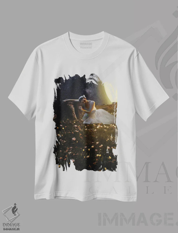 تیشرت سفید طرح دار رقاص باله در چمنزار گل ها زیر ماه بزرگ، تزئینی اثر ایوجنیا بیدیوک | فروشگاه ایماژ