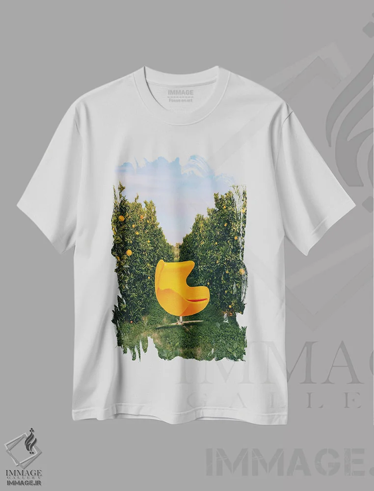 تیشرت سفید طرح دار صندلی نارنجی در باغ پرتقال، عکاسی ترکیبی اثر ایوجنیا بیدیوک | immage.ir
