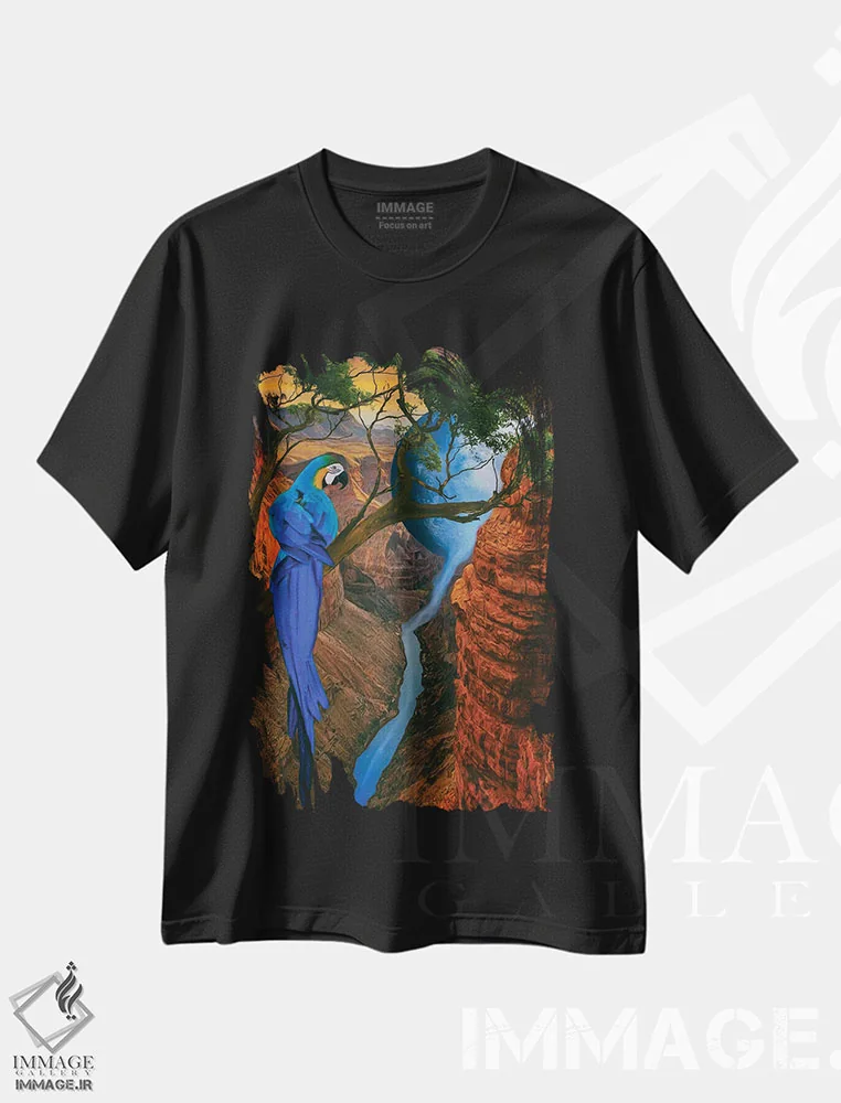 تیشرت مشکی طرح دار آرای آبی و زرد بر روی درختی بالای دره، عکاسی ترکیبی اثر ایوجنیا بیدیوک | فروشگاه ایماژ