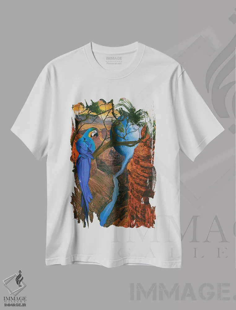 تیشرت سفید طرح دار آرای آبی و زرد بر روی درختی بالای دره، عکاسی ترکیبی اثر ایوجنیا بیدیوک | immage.ir