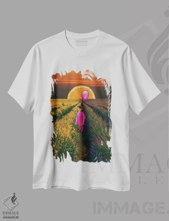 تیشرت سفید طرح دار عروسکی در مزرعه اسطوخودوس، عکاسی ترکیبی اثر ایوجنیا بیدیوک | immage.ir