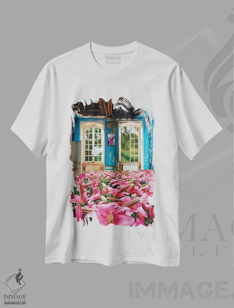تیشرت سفید طرح دار سوسن های صورتی رشدکرده در خانه متروکه، عکاسی ترکیبی اثر ایوجنیا بیدیوک | immage.ir
