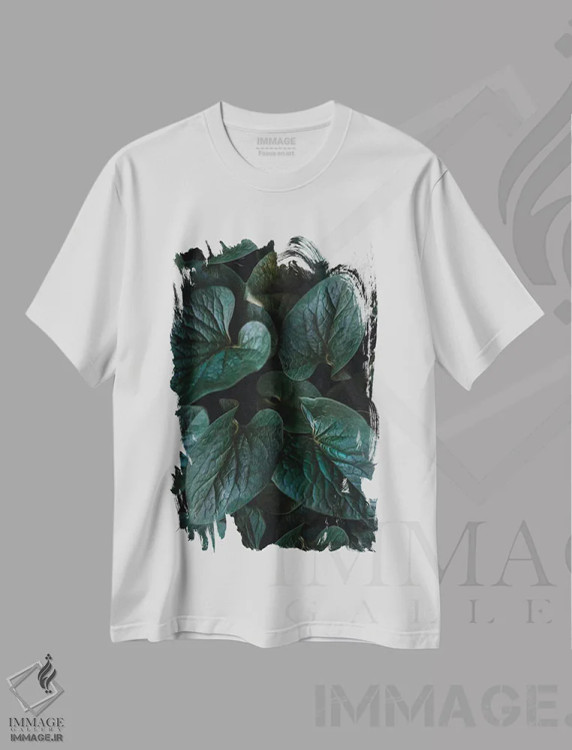 تیشرت سفید طرح دار پس زمینه ای با برگ های بنفشه وحشی، هنر دیجیتال اثر ایوجنیا بیدیوک | immage.ir