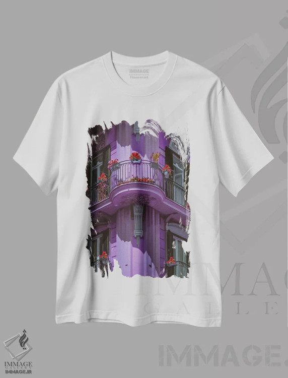 تیشرت سفید طرح دار نمای بنفش خانه ای قدیمی با بالکن ها، هنر دیجیتال اثر ایوجنیا بیدیوک | فروشگاه ایماژ