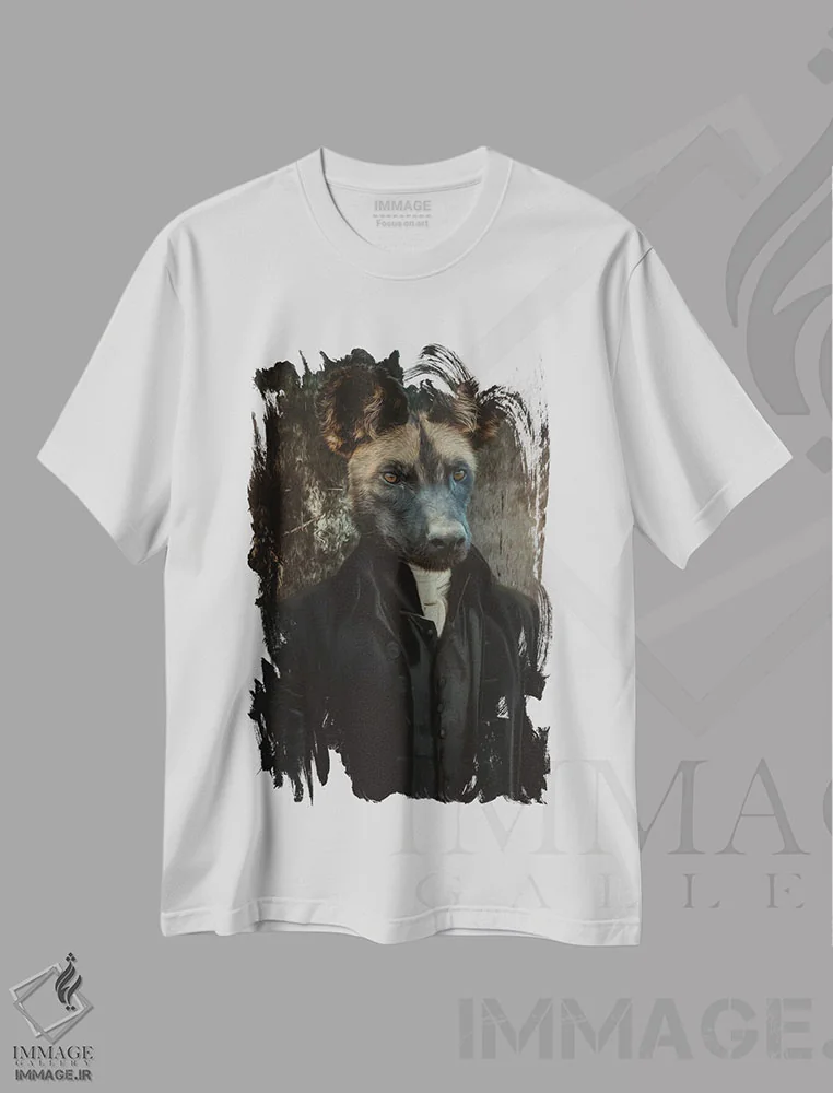تیشرت سفید طرح دار پرتره ای از کفتار با لباس رترو، هنر دیجیتال اثر ایوجنیا بیدیوک | immage.ir