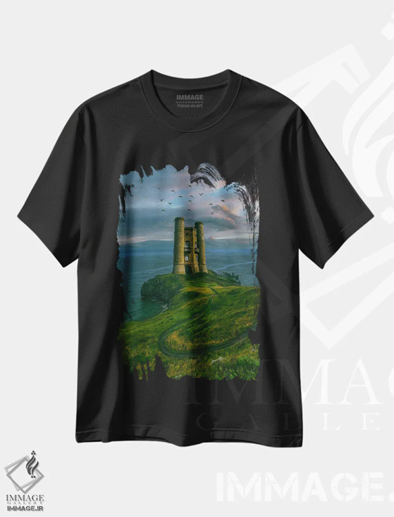 تیشرت مشکی طرح دار تصویر فانتزی فانوس دریایی بر پس زمینه ابرها، تزئینی اثر ایوجنیا بیدیوک | فروشگاه ایماژ