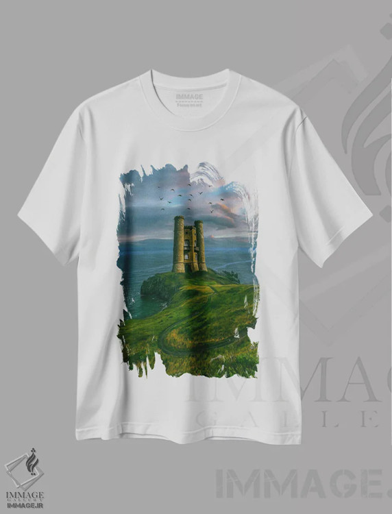 تیشرت سفید طرح دار تصویر فانتزی فانوس دریایی بر پس زمینه ابرها، تزئینی اثر ایوجنیا بیدیوک | immage.ir
