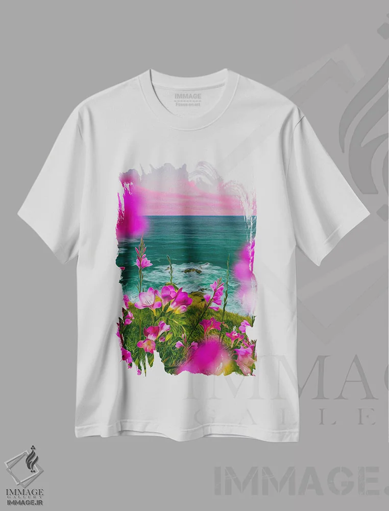 تیشرت سفید طرح دار فریزیا صورتی شکوفا بر تپه ای در کنار دریا، تزئینی اثر ایوجنیا بیدیوک | فروشگاه ایماژ