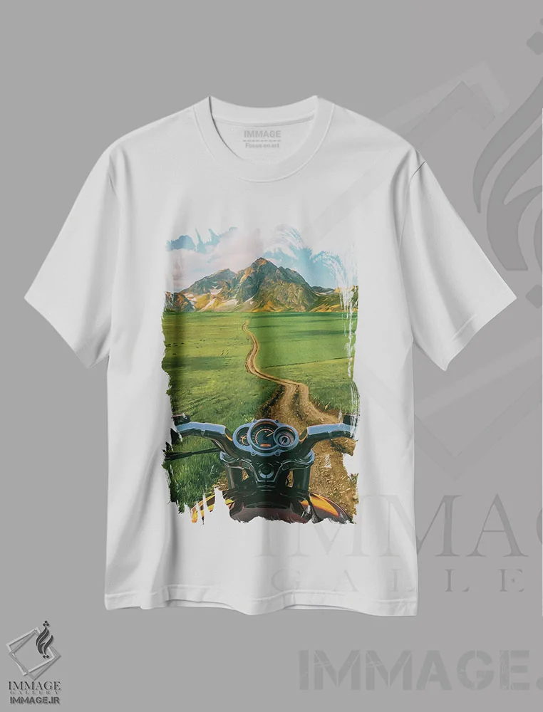 تیشرت سفید طرح دار موتورسیکلت بر مسیر خاکی مزرعه با کوهستان پس زمینه، تزئینی اثر ایوجنیا بیدیوک | immage.ir