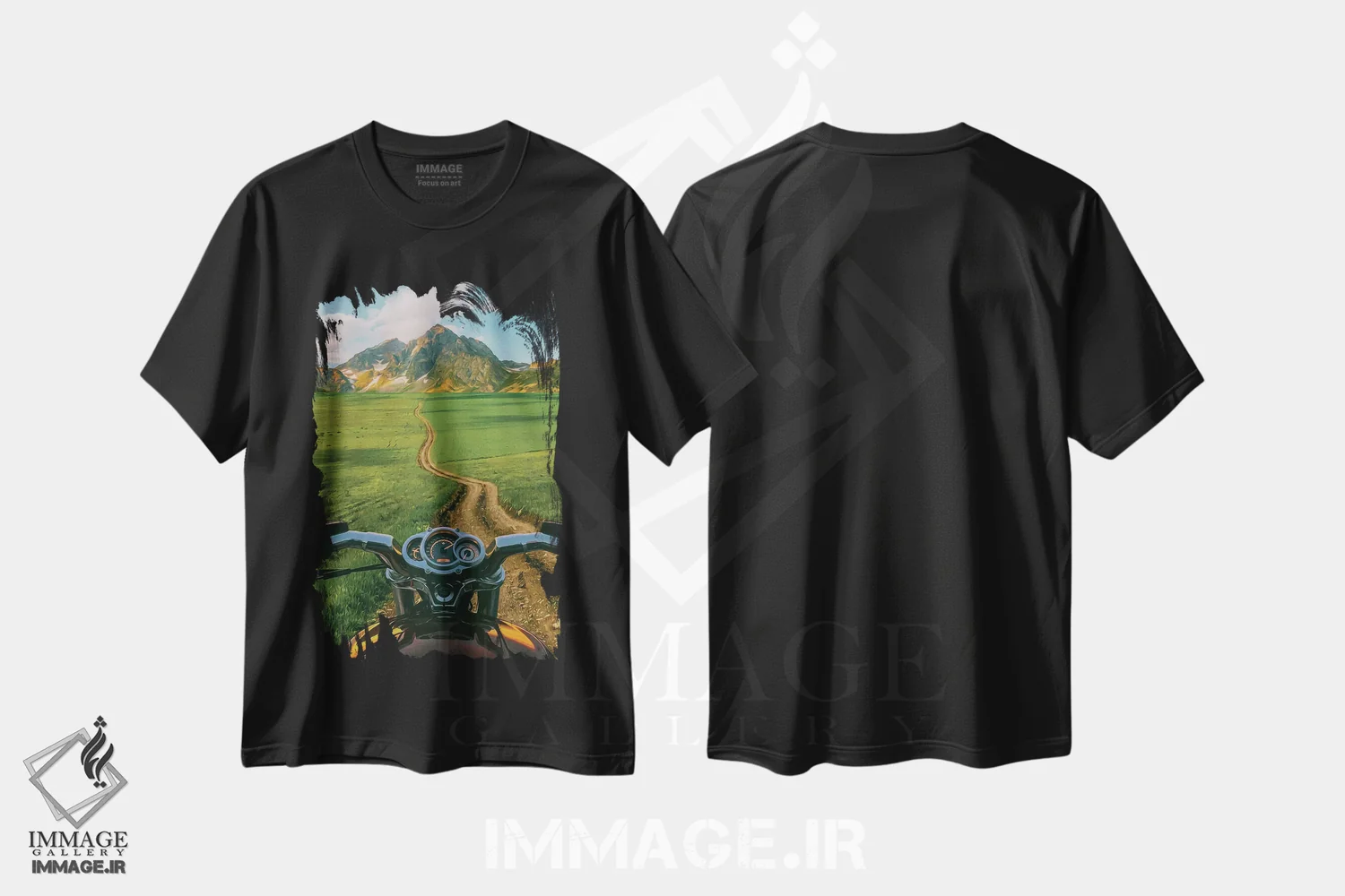 تیشرت مشکی طرح دار موتورسیکلت بر مسیر خاکی مزرعه با کوهستان پس زمینه، تزئینی اثر ایوجنیا بیدیوک | فروشگاه ایماژ