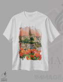 تیشرت سفید طرح دار کاغذگل نارنجی بر پس زمینه شهر قدیمی اروپایی، تزئینی اثر ایوجنیا بیدیوک | immage.ir