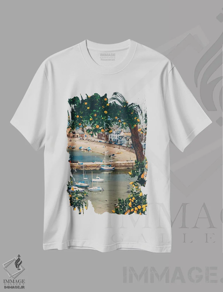 تیشرت سفید طرح دار درخت پرتقال بر پس زمینه خلیج با قایق های تفریحی، تزئینی اثر ایوجنیا بیدیوک | فروشگاه ایماژ