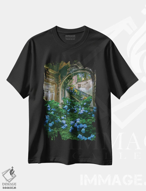 تیشرت مشکی طرح دار گل های هورتانسیا آبی در خانه ای قدیمی و متروکه، تزئینی اثر ایوجنیا بیدیوک | immage.ir
