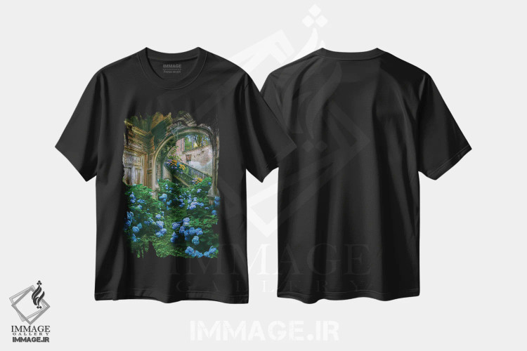 تیشرت مشکی طرح دار گل های هورتانسیا آبی در خانه ای قدیمی و متروکه، تزئینی اثر ایوجنیا بیدیوک | immage.ir