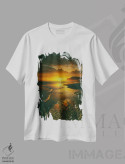 تیشرت سفید طرح دار علف طلایی در پس زمینهٔ غروب آفتاب بر اقیانوس، تزئینی اثر ایوجنیا بیدیوک | فروشگاه ایماژ