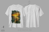 تیشرت سفید طرح دار علف طلایی در پس زمینهٔ غروب آفتاب بر اقیانوس، تزئینی اثر ایوجنیا بیدیوک | فروشگاه ایماژ