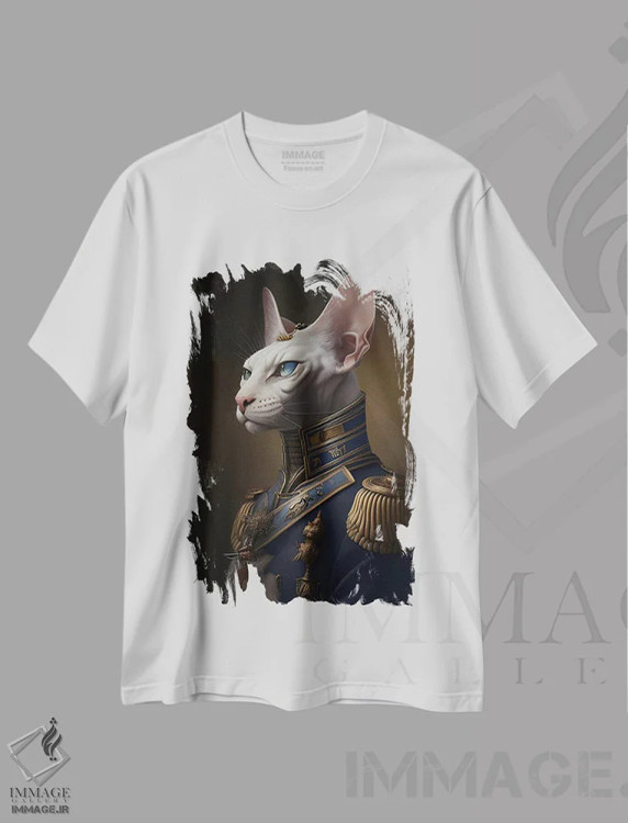 تیشرت سفید طرح دار گربهٔ اسفینکس با لباس ژنرال، تزئینی اثر ایوجنیا بیدیوک | فروشگاه ایماژ