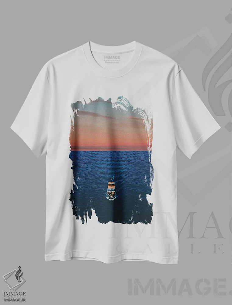 تیشرت سفید طرح دار کشتی تفریحی در اقیانوس باز، هنر دیجیتال اثر ایوجنیا بیدیوک | فروشگاه ایماژ
