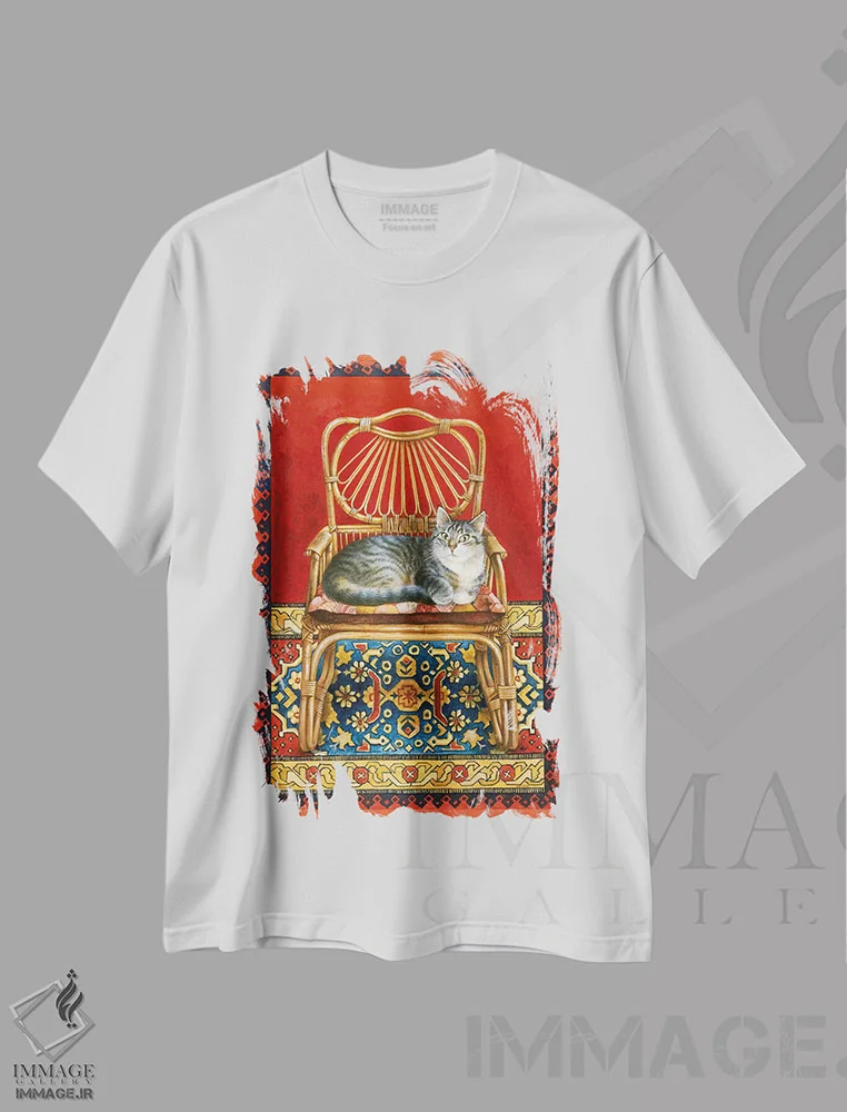 تیشرت سفید طرح دار جما روی صندلی حصیری، تزئینی اثر آیوری کتس | immage.ir