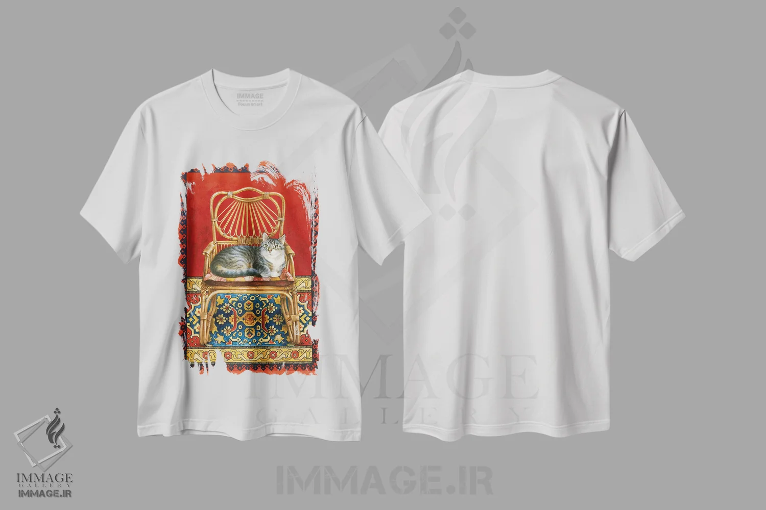 تیشرت سفید طرح دار جما روی صندلی حصیری، تزئینی اثر آیوری کتس | immage.ir