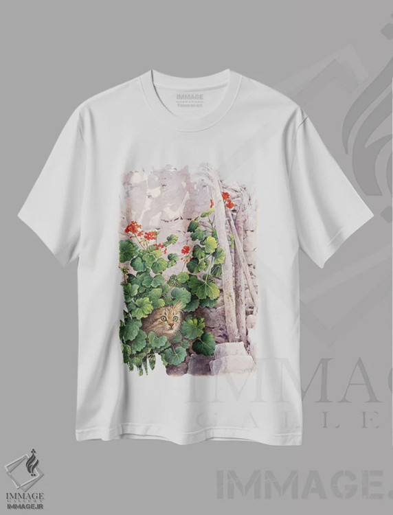 تیشرت سفید طرح دار کاتیا گربه یونانی در میان شمعدانی ها، تزئینی اثر آیوری کتس | immage.ir