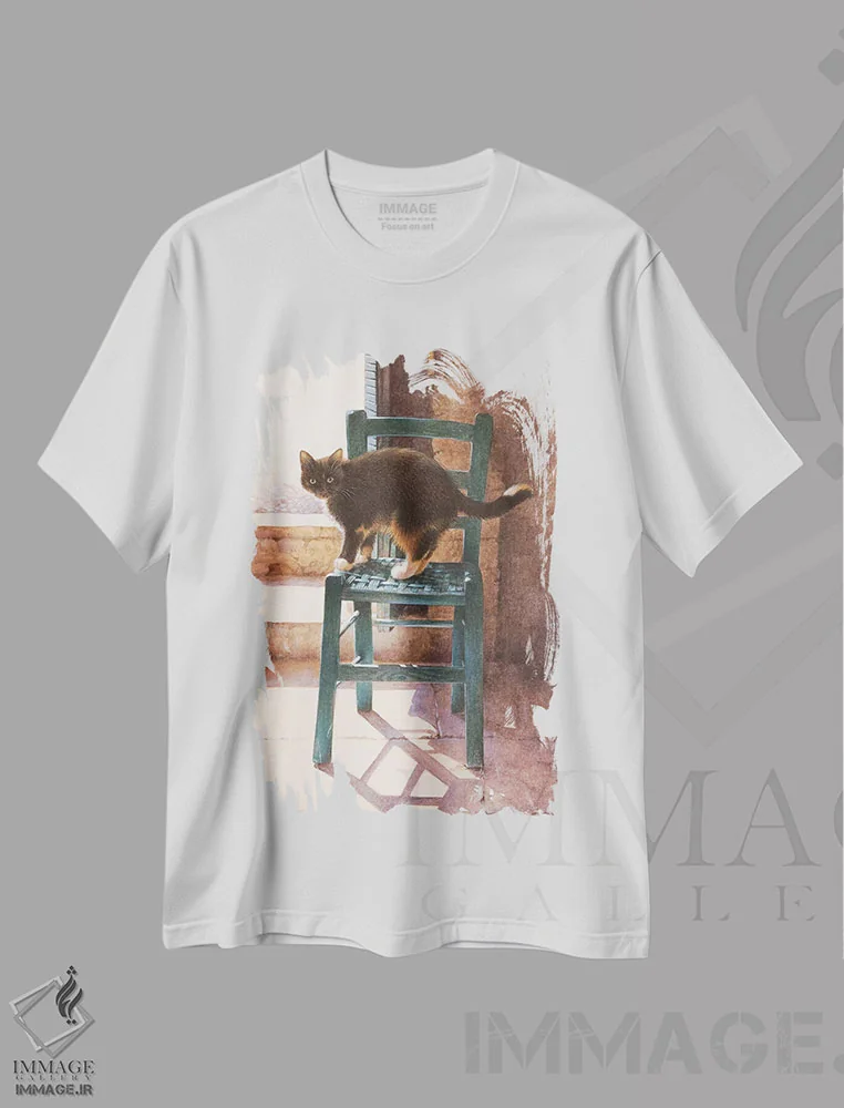 تیشرت سفید طرح دار ماتلی در یک فضای داخلی مدیترانه ای، تزئینی اثر آیوری کتس | immage.ir