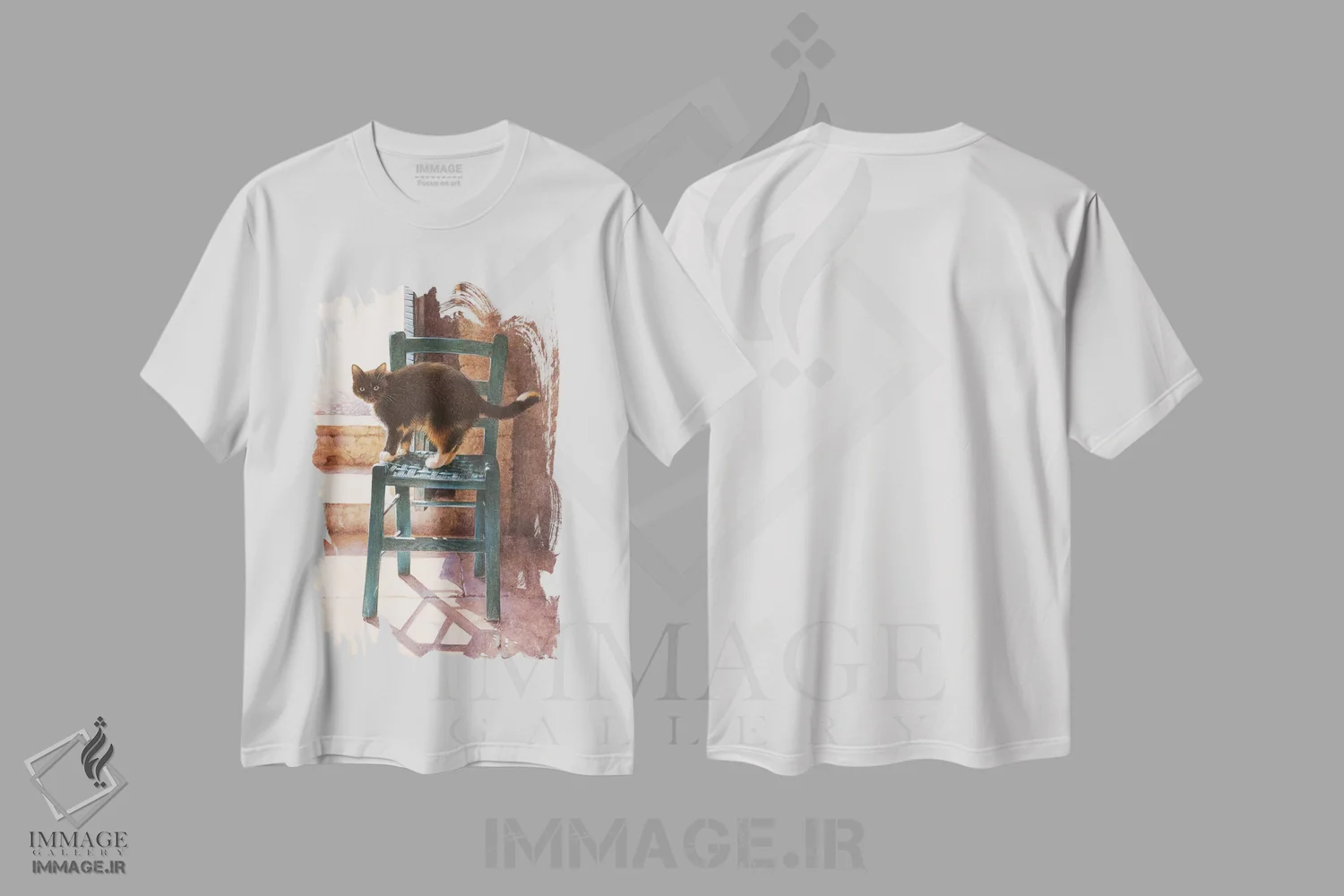تیشرت سفید طرح دار ماتلی در یک فضای داخلی مدیترانه ای، تزئینی اثر آیوری کتس | immage.ir