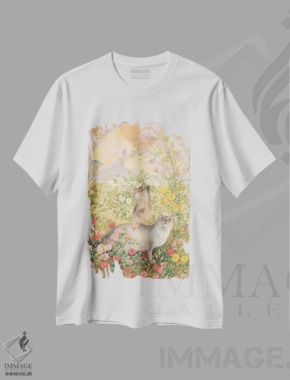 تیشرت سفید طرح دار آمیولت و را-را در میان گل رز، تزئینی اثر آیوری کتس | immage.ir