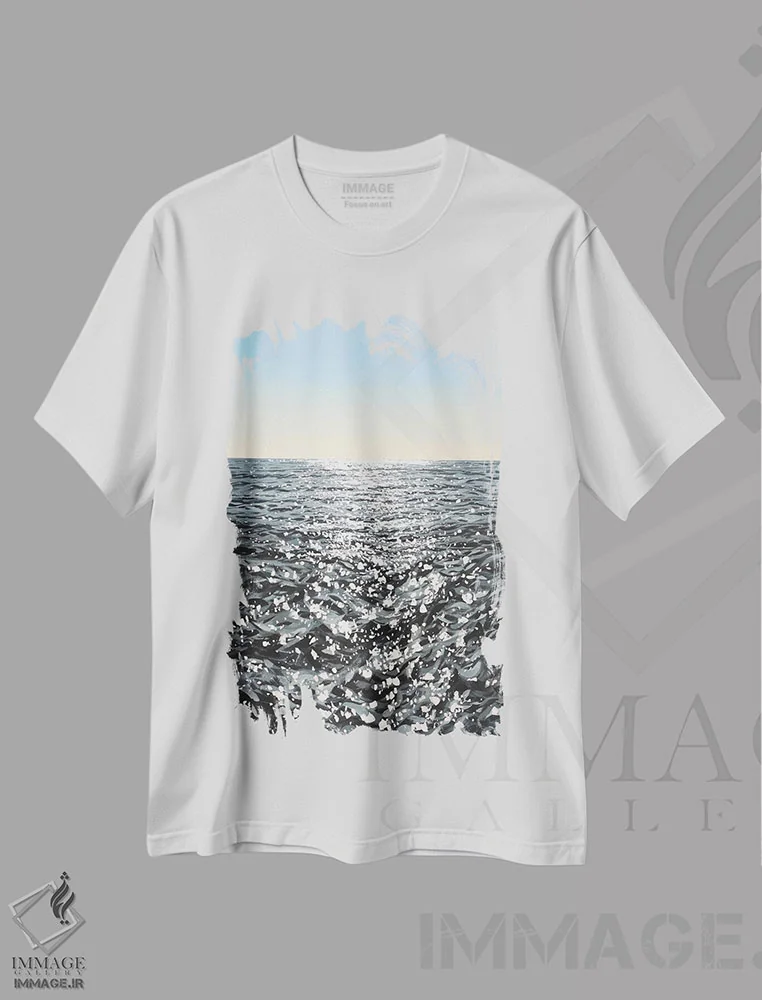 تیشرت سفید طرح دار نور آسمان اقیانوسی II، دکور ساحلی اثر ایرینا کاستسووا | فروشگاه ایماژ