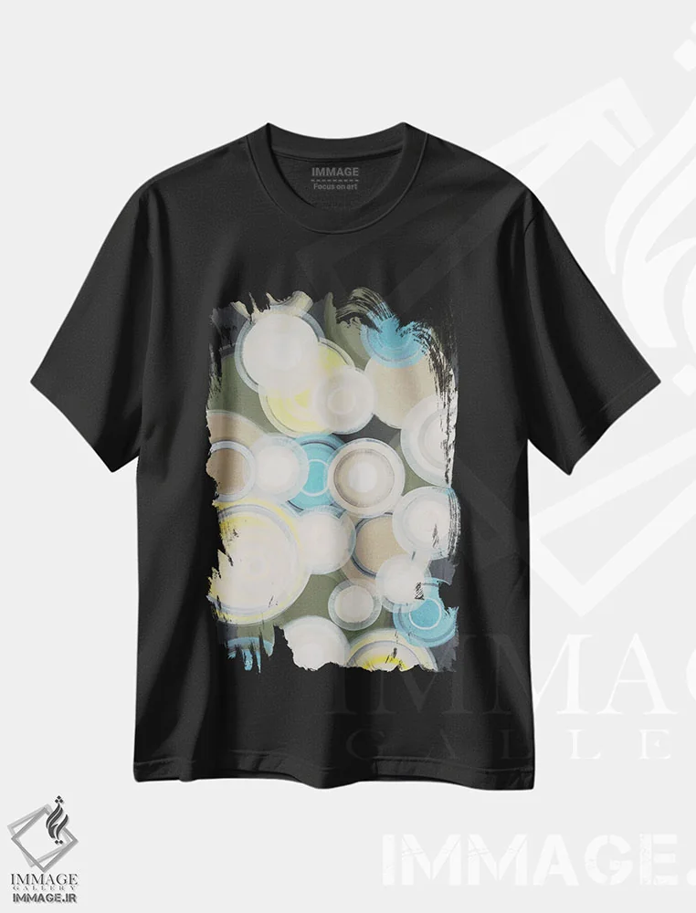 تیشرت مشکی طرح دار در نور چراغ جلوی ماشین، آبستره اثر لیز جاردین | immage.ir