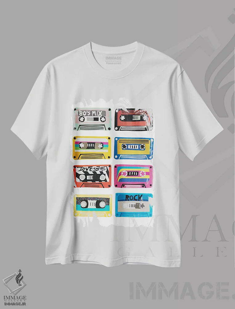 تیشرت سفید طرح دار نوارکاست های میکس رترو، تزئینی اثر جن بوچلی | immage.ir