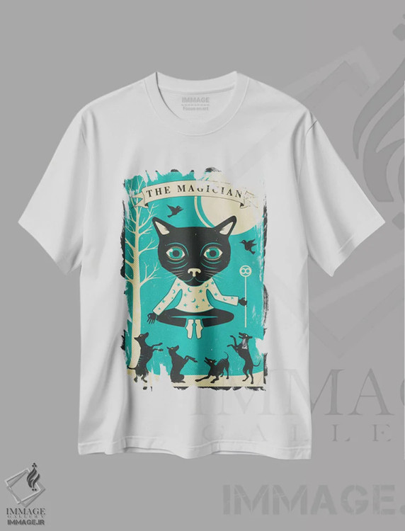 تیشرت سفید طرح دار گربه جادوگر کارت تاروت، تزئینی اثر جازبری بلو | immage.ir