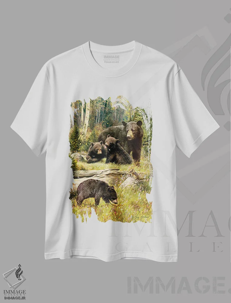 تیشرت سفید طرح دار خانواده خرس سیاه، دکور کلبه و لژ اثر گرگ جوردانو | فروشگاه ایماژ