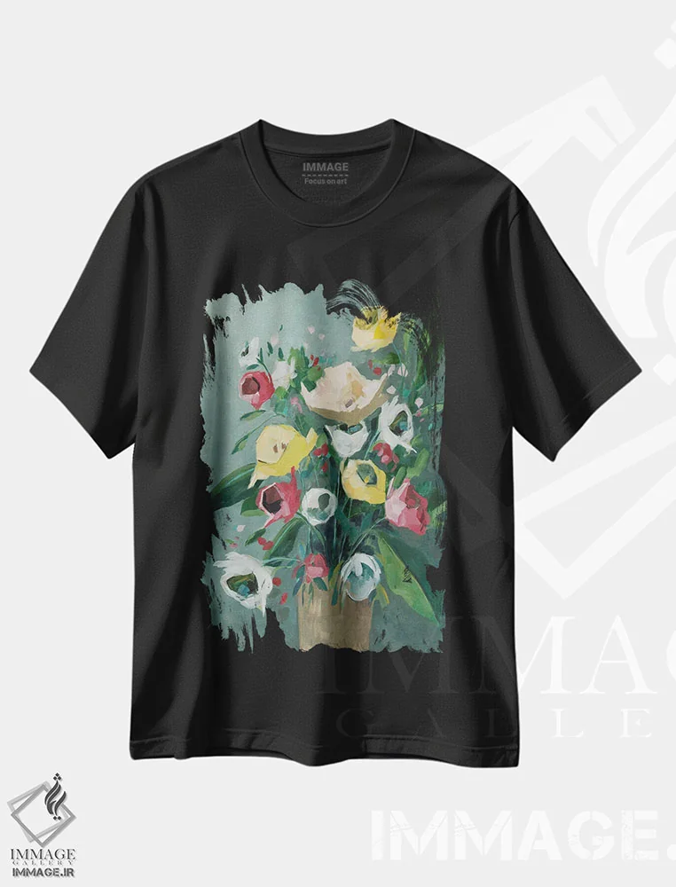 تیشرت مشکی طرح دار گلدان آبی، دکور معاصر اثر جیکوب کیو | فروشگاه ایماژ