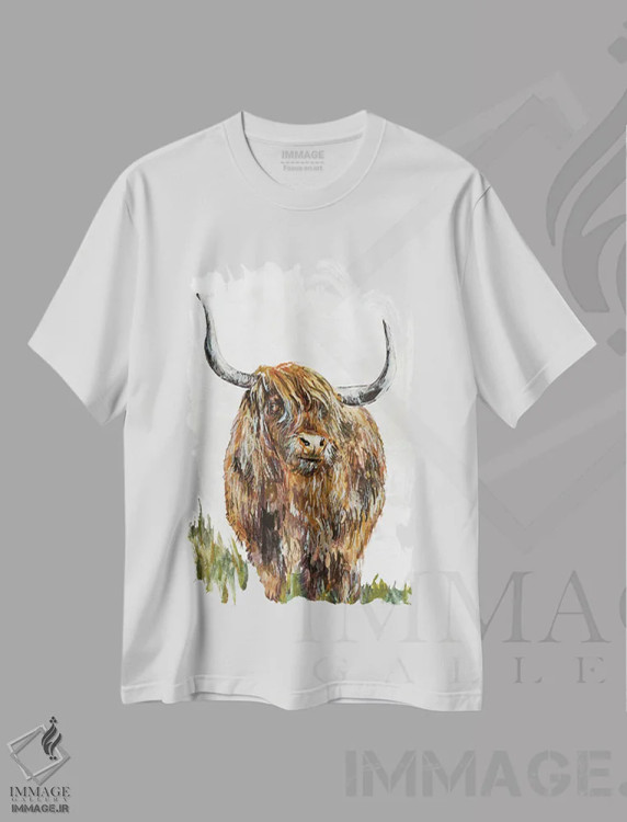 تیشرت سفید طرح دار گاو قهوه ای مناطق مرتفع، دکور روستایی اثر جیکوب کیو | فروشگاه ایماژ