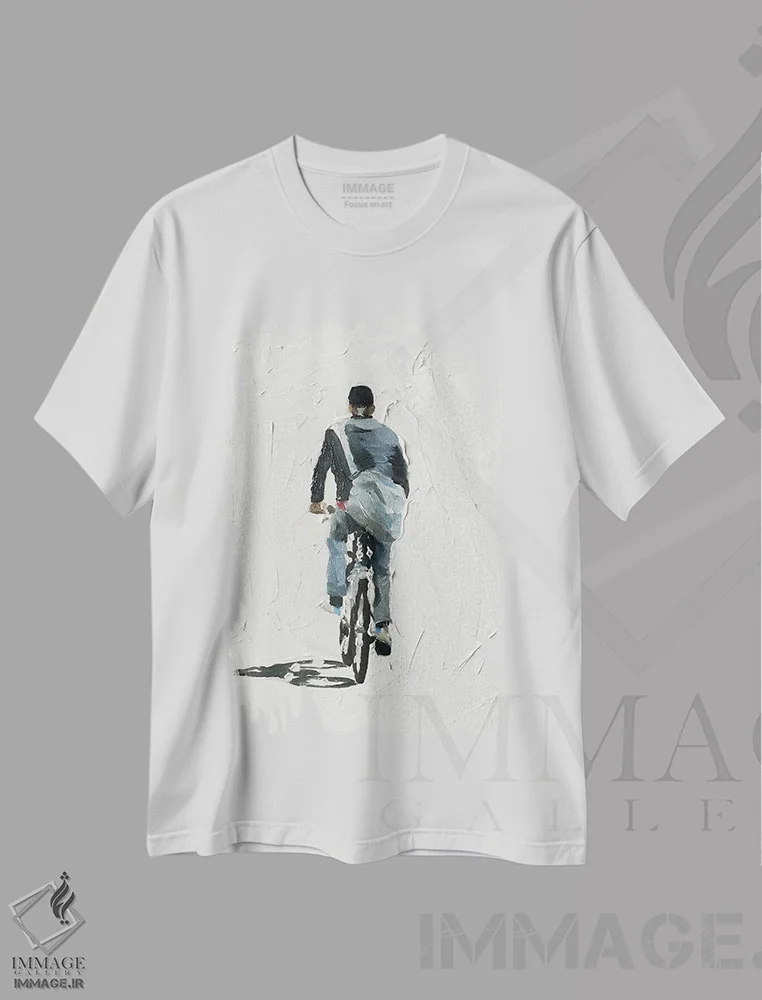 تیشرت سفید طرح دار مردی که دور می شود با دوچرخه، دکور معاصر اثر جیمز کوتز | immage.ir