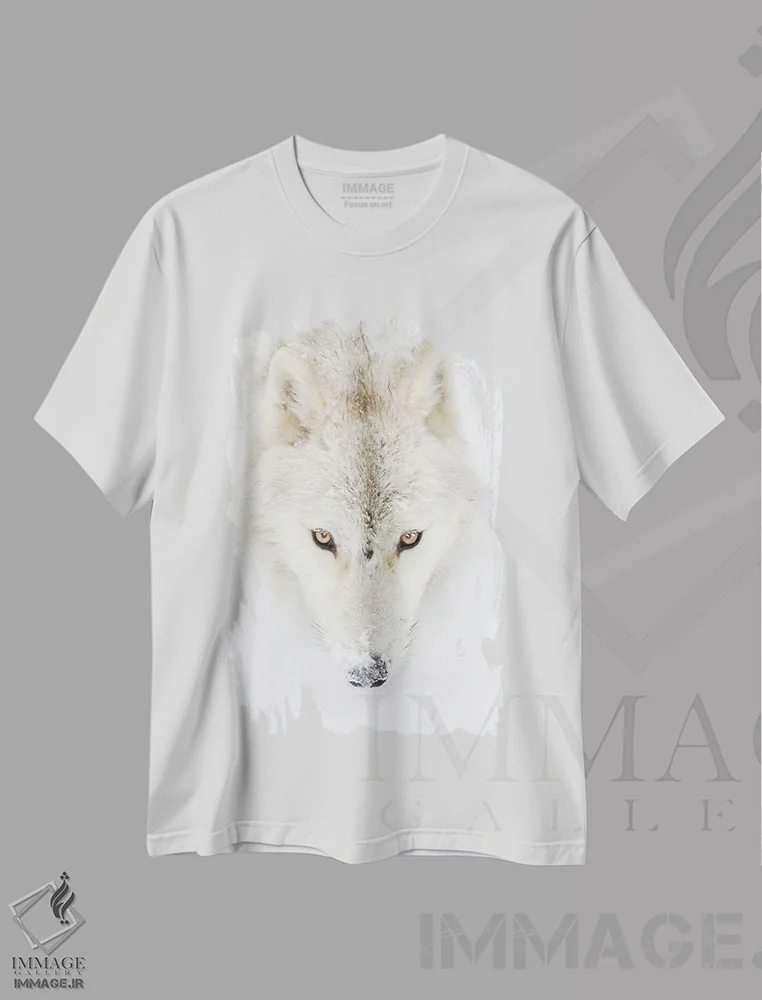 تیشرت سفید طرح دار نمای نزدیک گرگ قطبی، مدیوم اثر جیم کامینگ | immage.ir