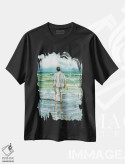 تیشرت مشکی طرح دار قدم زنی کنار دریا، دکور ساحلی اثر جودیت استاین | فروشگاه ایماژ