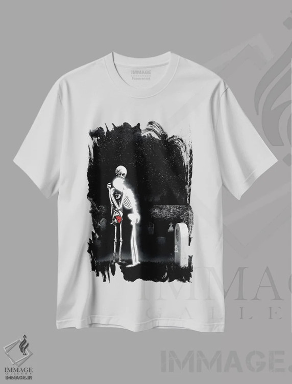 تیشرت سفید طرح دار بی تو شکسته ام، دکوراسیون جایگزین اثر جنید مورتیمر | immage.ir