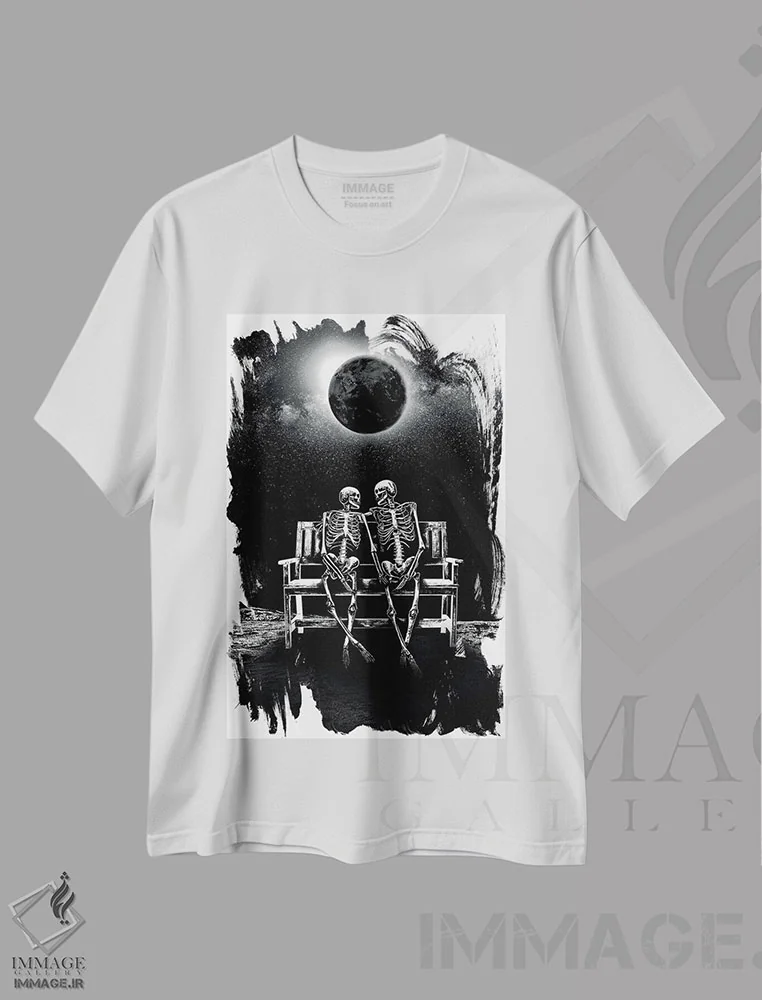 تیشرت سفید طرح دار شناور شدن به دوردست، دکوراسیون جایگزین اثر جنید مورتیمر | immage.ir