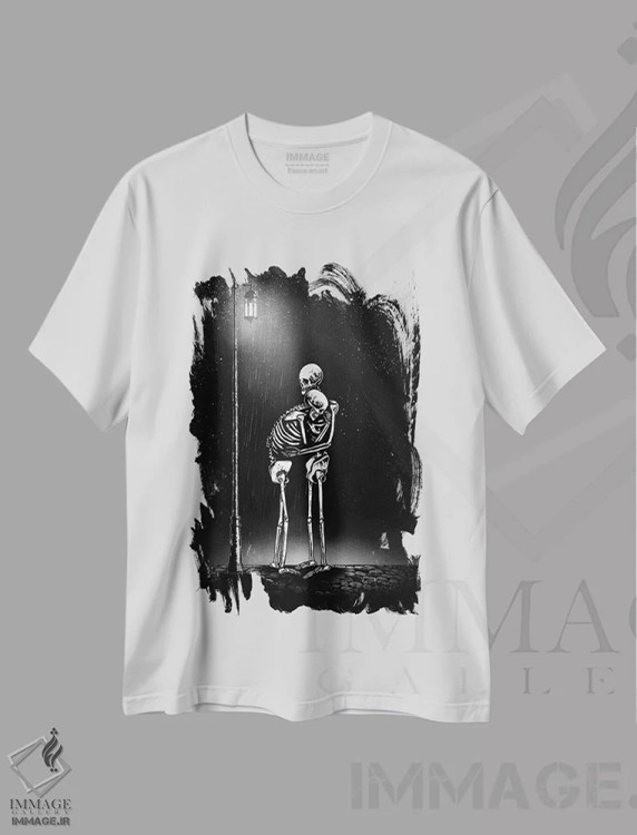 تیشرت سفید طرح دار در کنارت هستم، دکوراسیون جایگزین اثر جنید مورتیمر | immage.ir