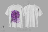تیشرت سفید طرح دار جزر و مد تیره V بنفش آلو اثر جولیا دی سانو | فروشگاه ایماژ