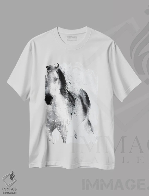 تیشرت سفید طرح دار اسب اسرارآمیز، دکور روستایی اثر جنیفر اللوری | immage.ir