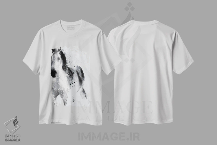 تیشرت سفید طرح دار اسب اسرارآمیز، دکور روستایی اثر جنیفر اللوری | immage.ir