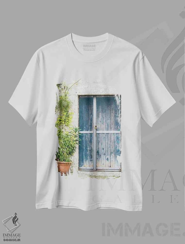 تیشرت سفید طرح دار در آبی بر خانه سنگی ساسی در ماترا، مدیوم اثر جولی اگِرز | immage.ir