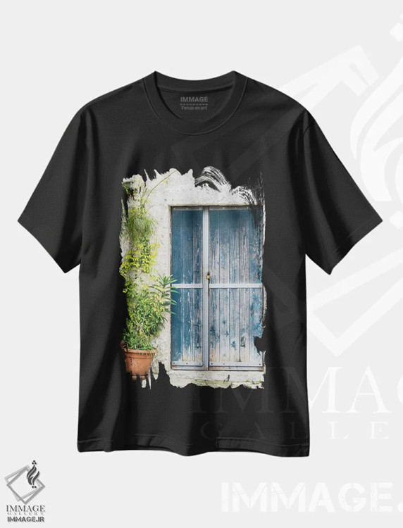 تیشرت مشکی طرح دار در آبی بر خانه سنگی ساسی در ماترا، مدیوم اثر جولی اگِرز | فروشگاه ایماژ