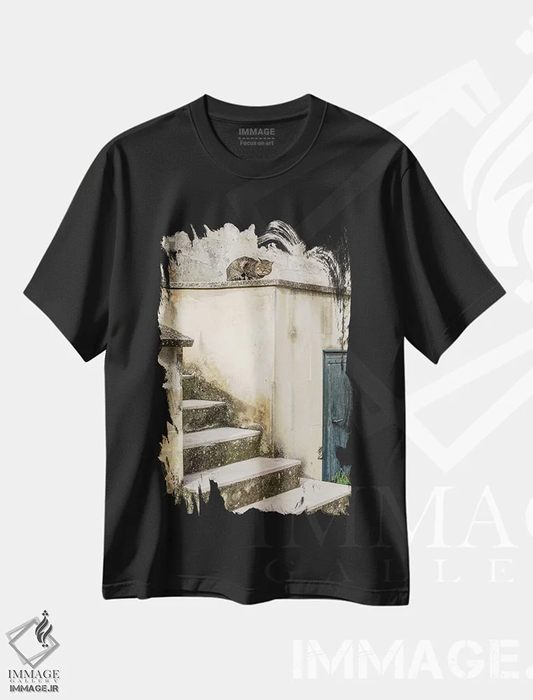 تیشرت مشکی طرح دار گربه ها در حال گردش در شهر غارنشین ماترا، مدیوم اثر جولی اگِرز | immage.ir