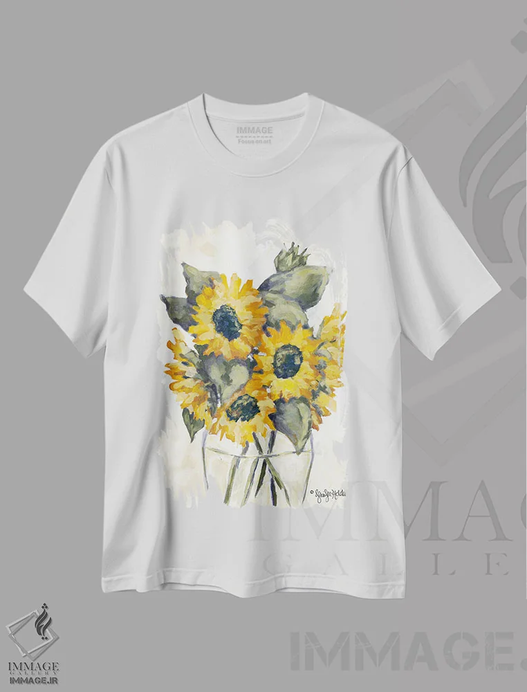 تیشرت سفید طرح دار برداشت آفتابگردان ها، تزئینی اثر جنیفر هولدن | immage.ir